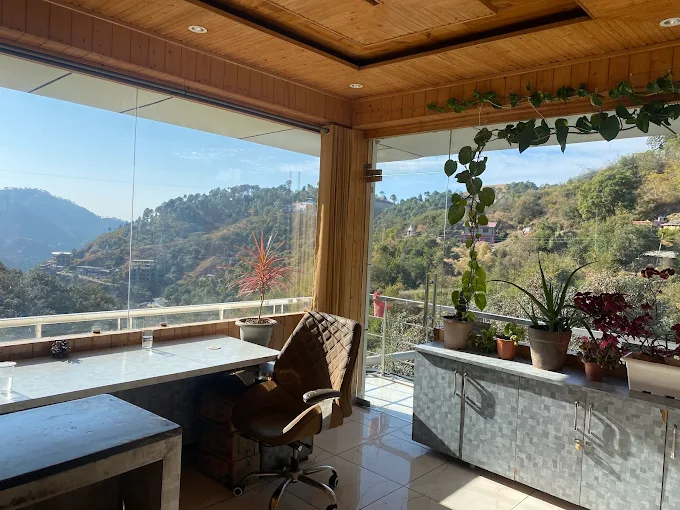 Valley view lounge